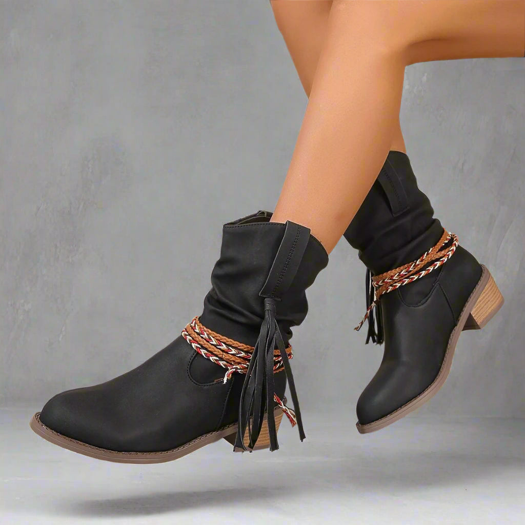 Bota de piel brillante con correa
