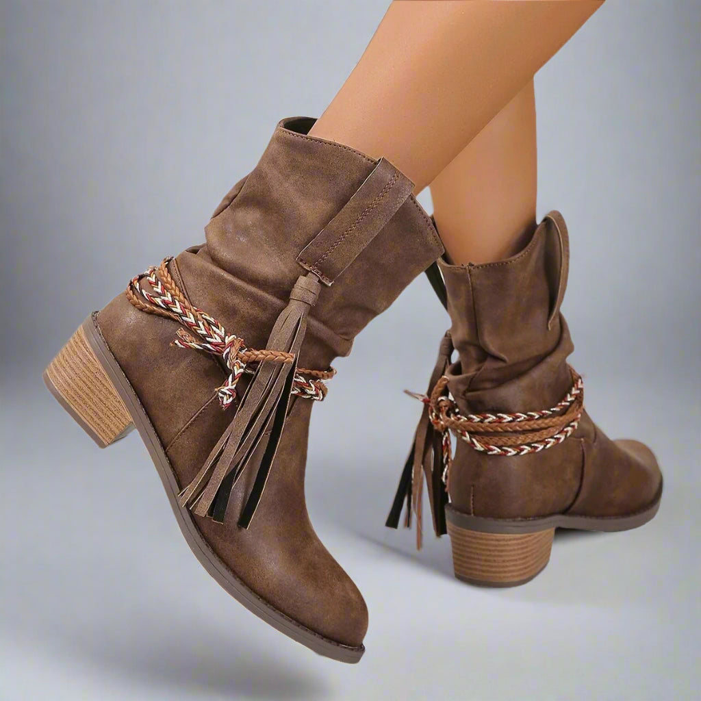 Bota de piel brillante con correa