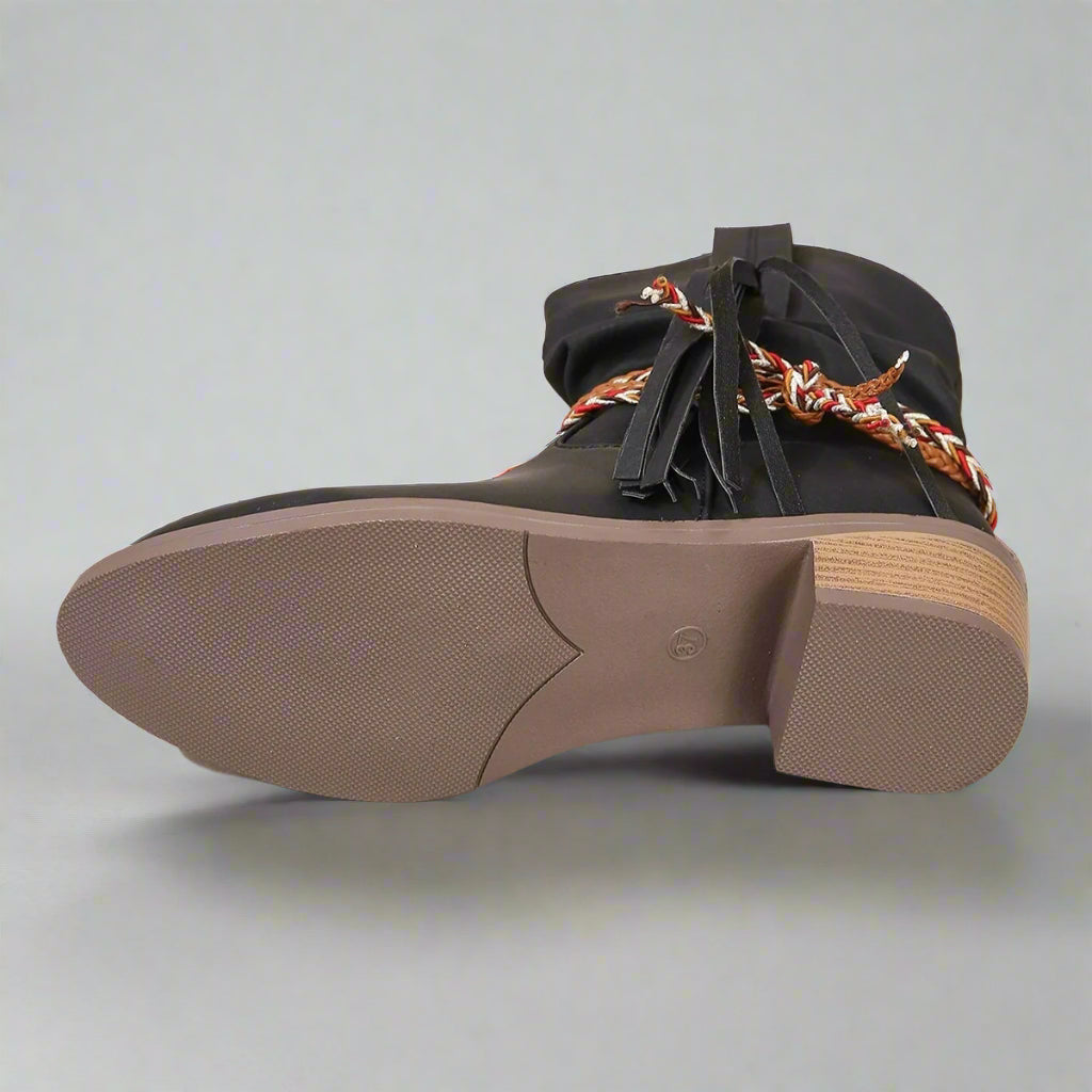 Bota de piel brillante con correa