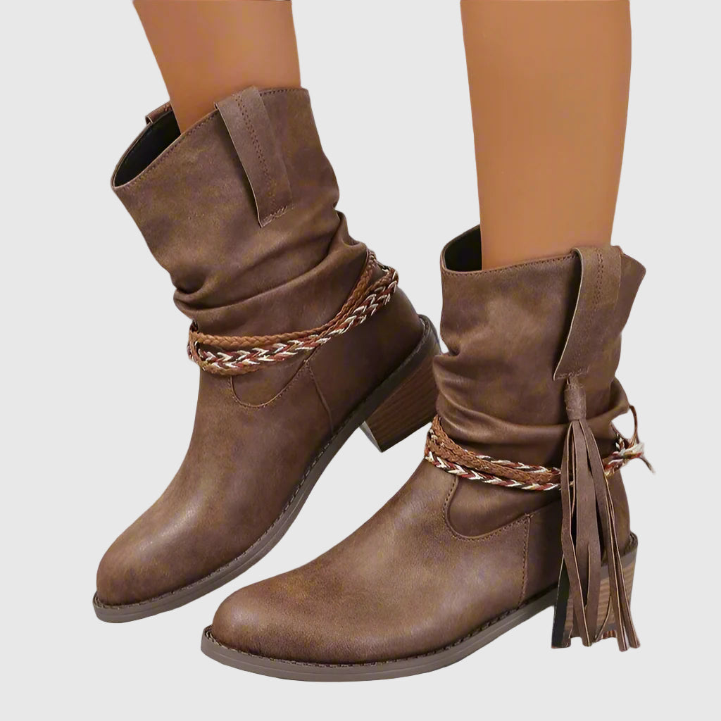 Bota de piel brillante con correa